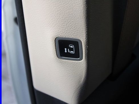 Used 2023 Chrysler Pacifica Touring-L image 26