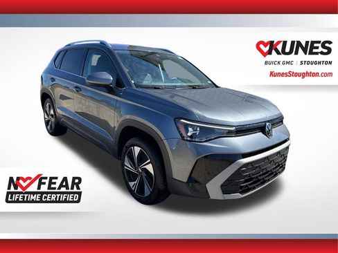 Used 2025 Volkswagen Taos SE image 3