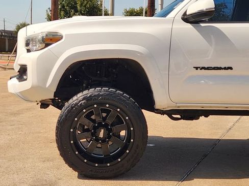 Used 2017 Toyota Tacoma TRD Sport AWD/4WD image 5