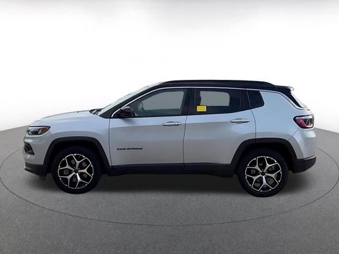 Used 2025 Jeep Compass Limited image 9
