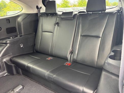 Used 2023 Toyota Highlander XLE AWD/4WD image 16