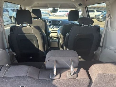 Used 2023 Chrysler Voyager LX image 32