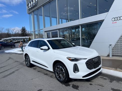 Used 2025 Audi Q5 Premium w/ Convenience Package image 7