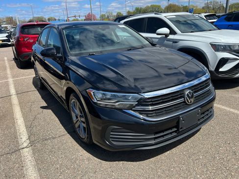 Used 2024 Volkswagen Jetta SE FWD image 3