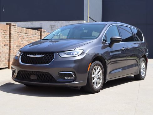 Used 2023 Chrysler Pacifica Touring-L FWD image 2