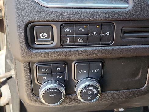 Used 2022 GMC Yukon SLT w/ SLT Premium Package image 16