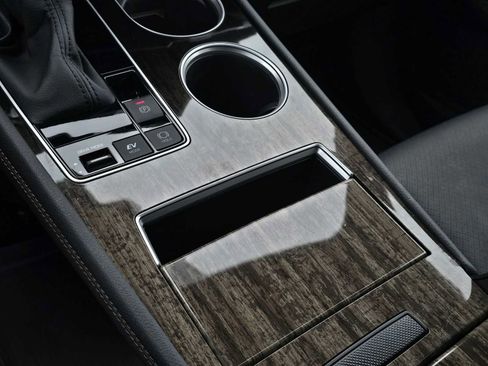 Used 2025 Toyota Sienna Platinum image 32