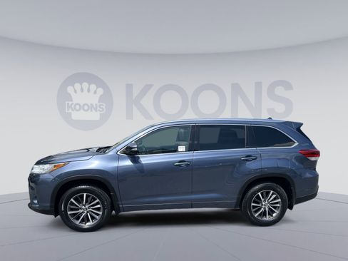 Used 2017 Toyota Highlander XLE AWD/4WD image 2