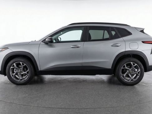 Used 2025 Chevrolet Trax LT FWD image 5