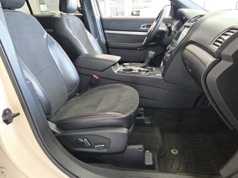 Used 2018 Ford Explorer XLT w/ Equipment Group 202A AWD/4WD image 4