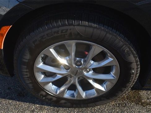 Used 2022 Chrysler Pacifica Touring-L image 12