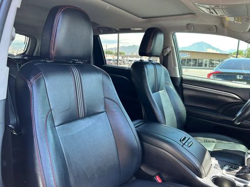 Used 2019 Toyota Highlander SE w/ Carpet Mat Package (TMS) FWD image 12