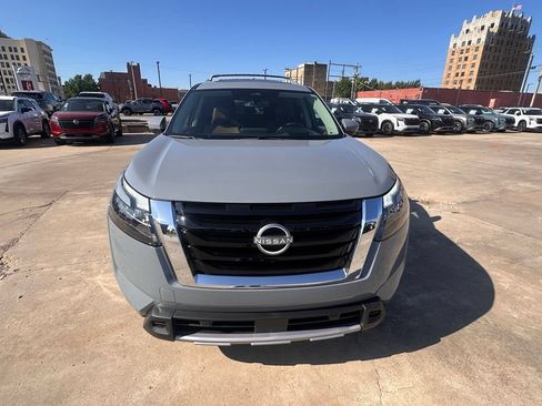 Certified 2025 Nissan Pathfinder Platinum AWD/4WD image 12