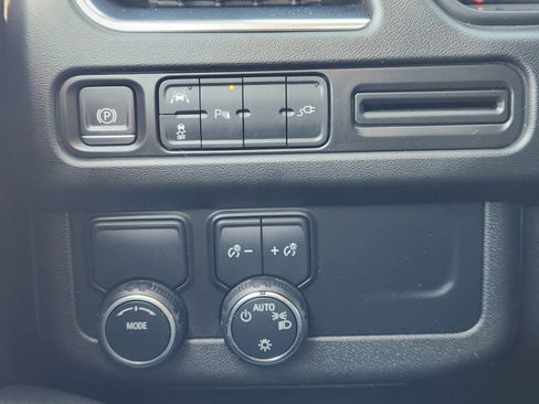 Used 2022 Chevrolet Suburban Premier image 22