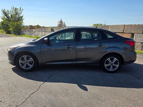 Used 2018 Ford Focus SE FWD image 2