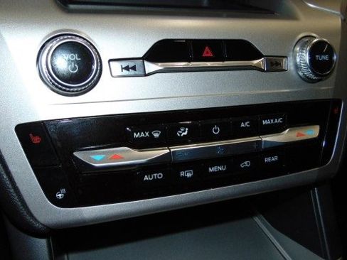 Used 2022 Ford Explorer XLT w/ Equipment Group 202A image 23