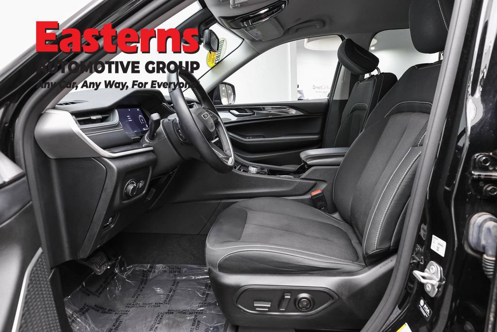 Used 2022 Jeep Grand Cherokee L Laredo w/ Luxury Tech Group I AWD/4WD image 15
