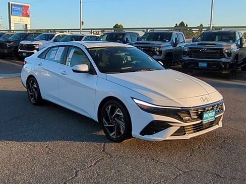 Used 2025 Hyundai Elantra SEL FWD image 2