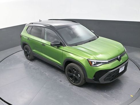 New 2026 Volkswagen Taos SE image 12