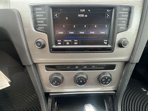 Used 2017 Volkswagen Golf S image 19