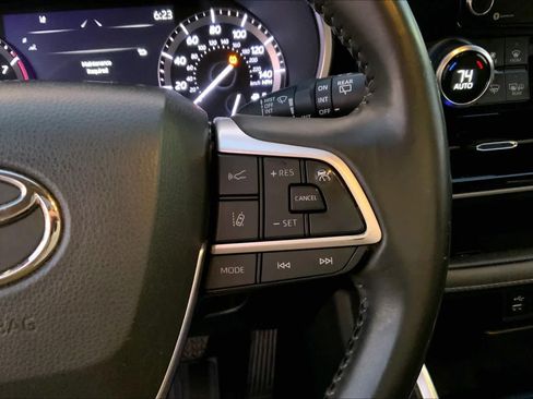 Used 2022 Toyota Highlander XLE FWD image 24