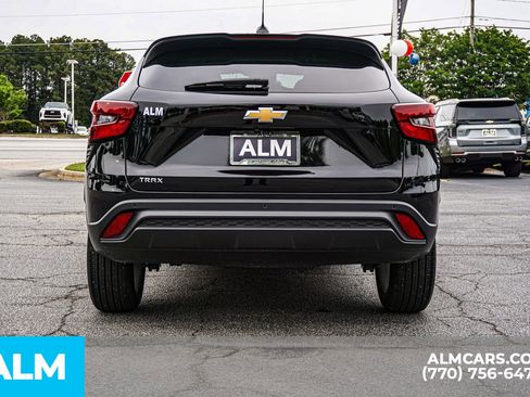 Used 2025 Chevrolet Trax LS w/ LS Convenience Package FWD image 13