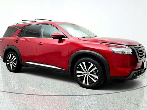 Used 2024 Nissan Pathfinder Platinum w/ Black Appearance Package AWD/4WD image 3