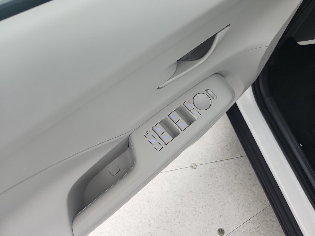 Used 2025 Hyundai Kona SEL FWD image 23