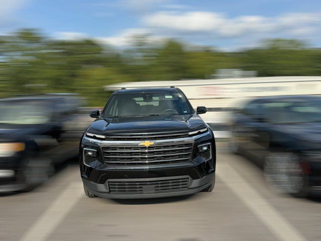 Used 2025 Chevrolet Traverse LT FWD image 2
