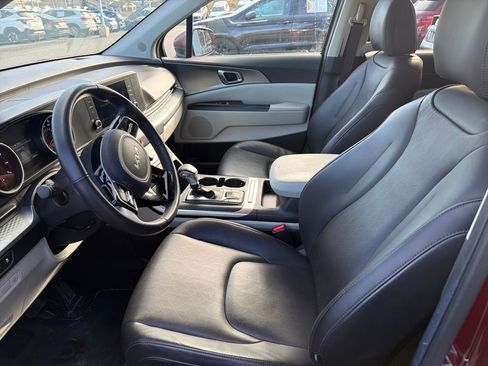 Certified 2023 Kia Carnival LX image 13