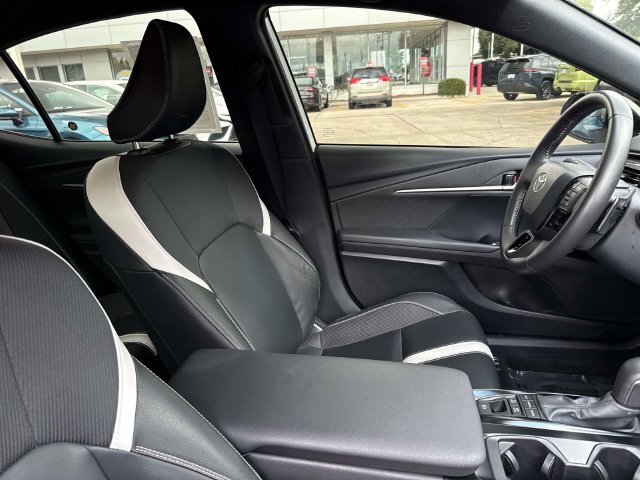 Used 2025 Toyota Camry SE FWD image 11