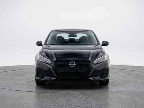 Used 2025 Nissan Altima 2.5 SV image 2