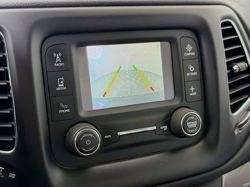 Used 2018 Jeep Compass Latitude FWD image 17