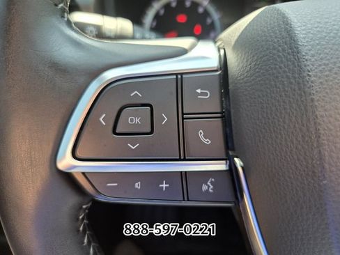 Used 2021 Toyota Highlander LE FWD image 28