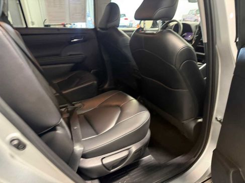 Used 2023 Toyota Highlander XLE AWD/4WD image 26