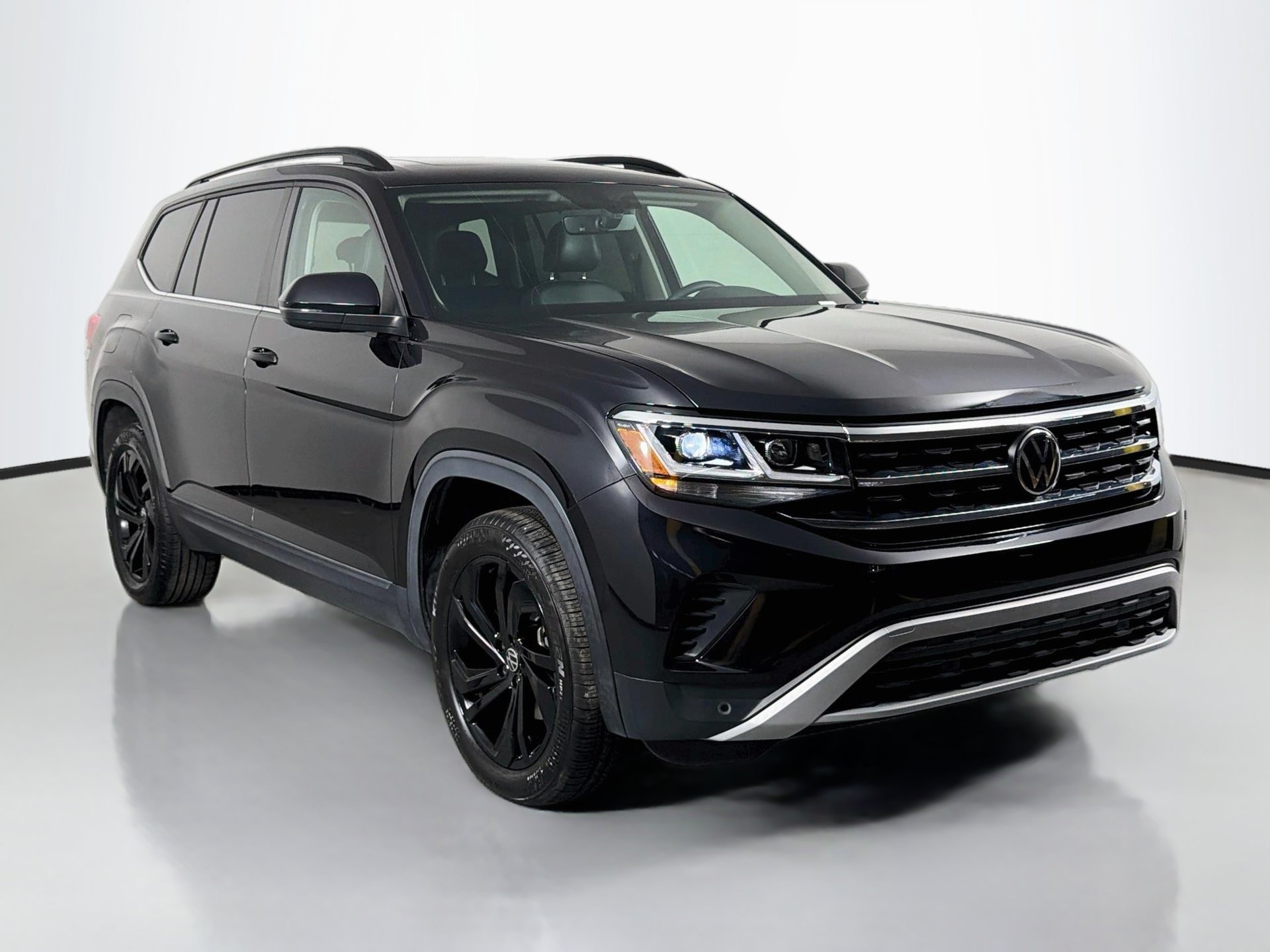 Used 2023 Volkswagen Atlas SE w/ Panoramic Sunroof Package FWD image 3