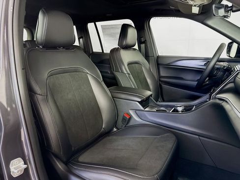 New 2025 Jeep Grand Cherokee Altitude image 28