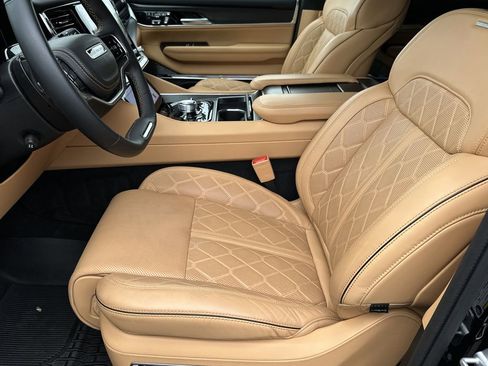 Certified 2025 Jeep Grand Wagoneer Series III w/ Rear Seat Video Group 1 AWD/4WD image 14
