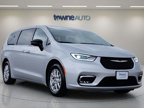 Used 2024 Chrysler Pacifica Touring-L image 7