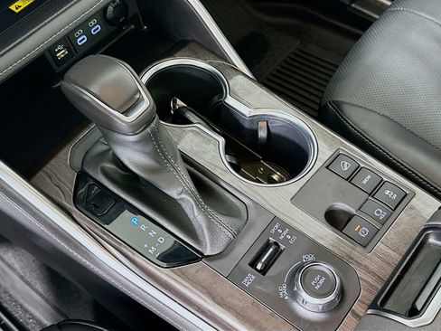 Used 2024 Toyota Highlander Platinum image 17