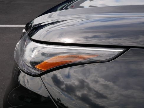 Used 2021 Toyota Highlander XLE AWD/4WD image 15