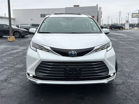 Certified 2024 Toyota Sienna Limited image 2