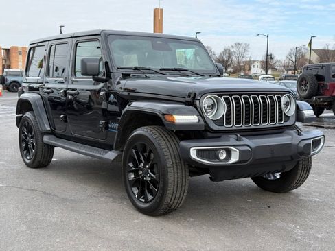 Used 2025 Jeep Wrangler Unlimited Sahara image 2