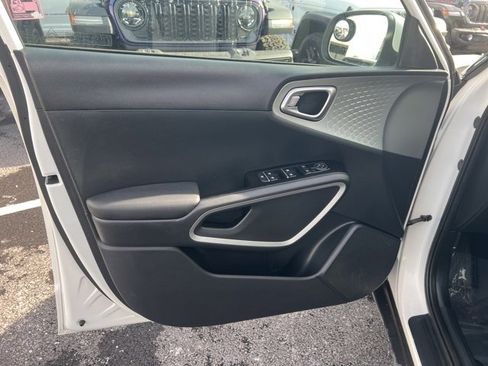 Used 2022 Kia Soul LX image 4