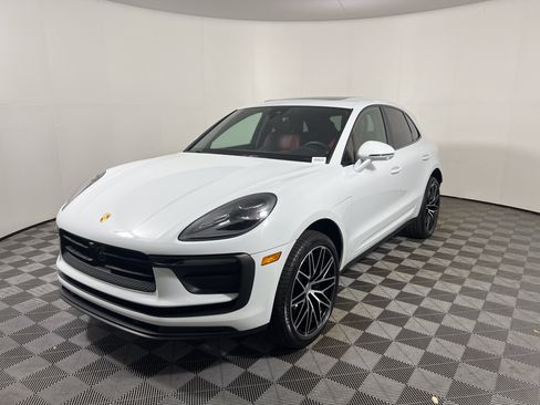 Certified 2025 Porsche Macan AWD/4WD image 11