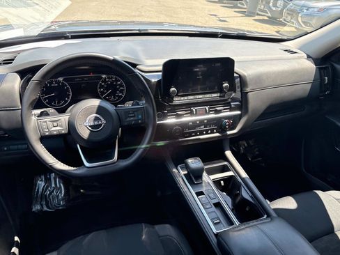 Used 2024 Nissan Pathfinder SV image 8