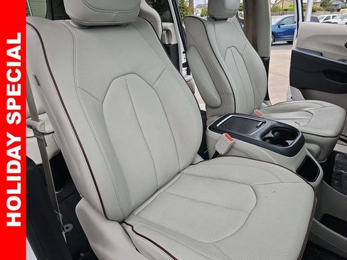 Used 2017 Chrysler Pacifica Limited w/ UConnect Theater Package image 10