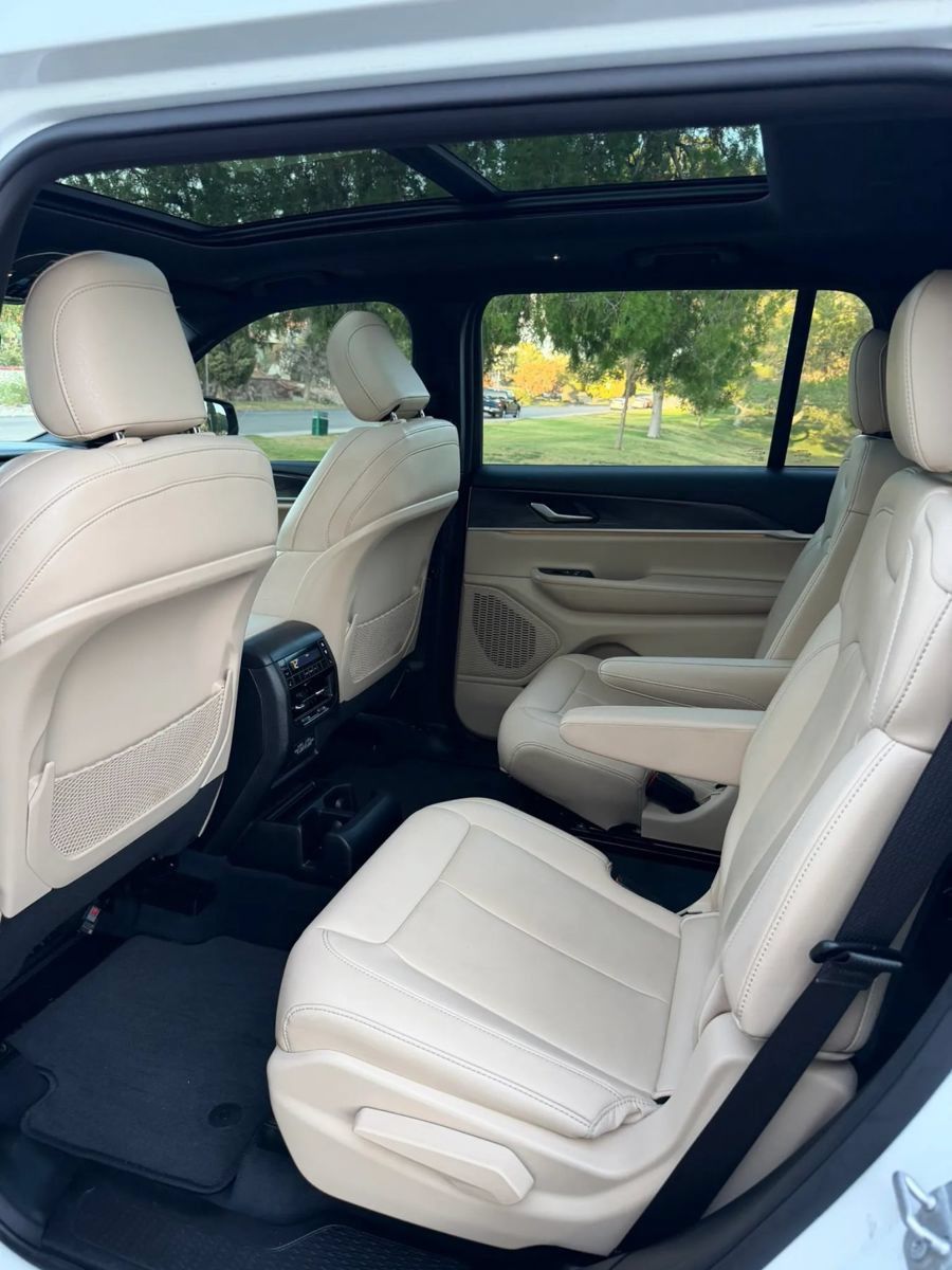 Used 2023 Jeep Grand Cherokee L Limited w/ Black Appearance Package AWD/4WD image 13