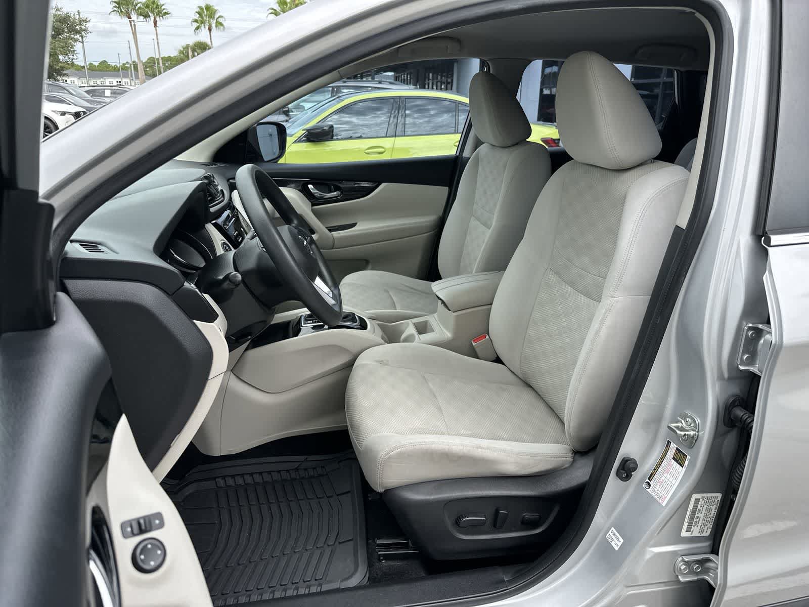 Used 2018 Nissan Rogue Sport SV FWD image 3
