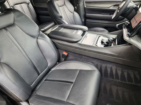 Certified 2024 Jeep Wagoneer Series II w/ Flexible Seating Group RWD image 13
